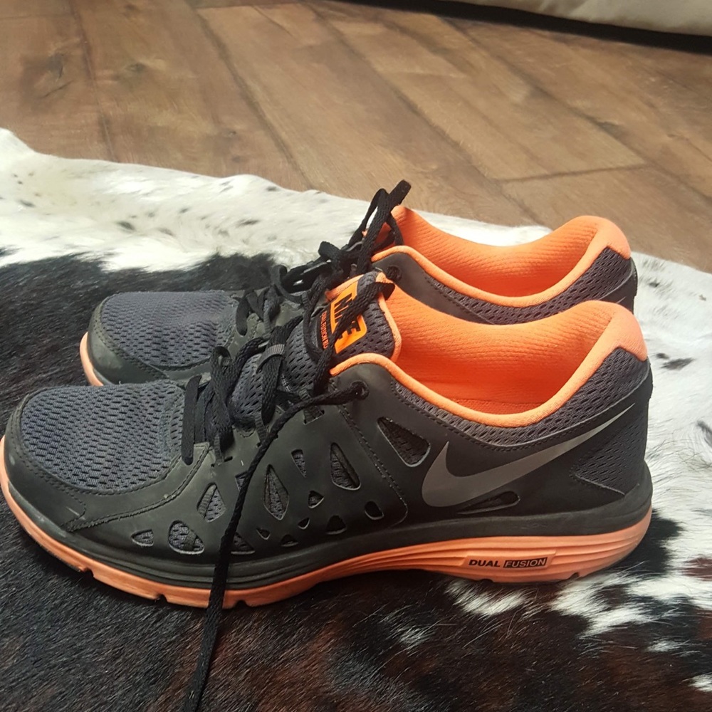 SOLD Men’s Nike black & Orange shoes